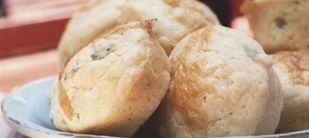 Кукурузные маффины с сыром, луком и чесноком