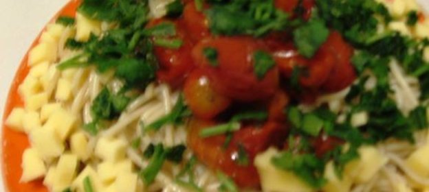 Спагетти с солёными помидорами