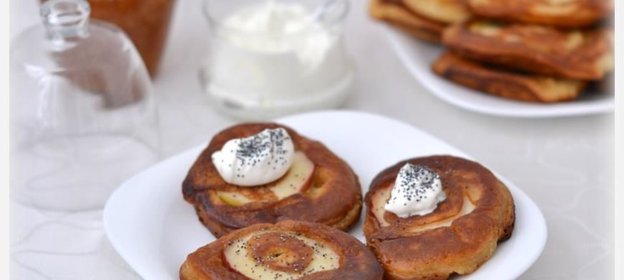 Медовые оладьи с яблоком