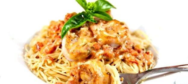 Спагетти с креветками в сливочно-томатном соусе