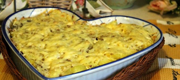 Картофельная запеканка с варено-копченым куриным рулетом и сыром