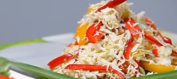 Капустный салат с перцем и орехами