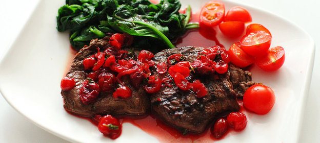 Стейк из говяжьей вырезки с вишневым соусом