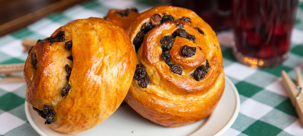 Булочки с изюмом