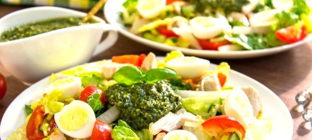 Салат с индейкой, дайконом и песто