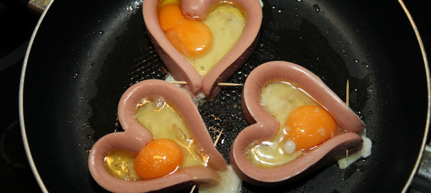 Яичница с сосиской или взгляд влюблённого бизона