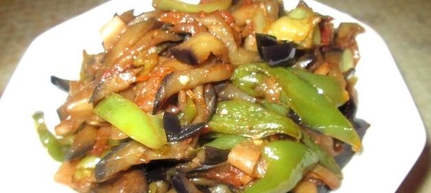 Баклажаны, жаренные с перцем и помидорами