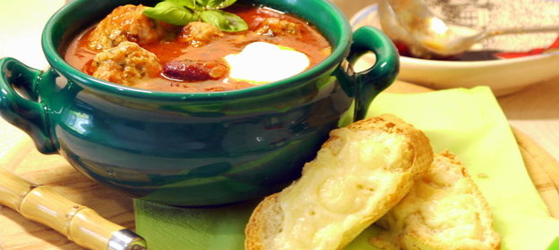 Средиземноморский томатный супчик с фасолью и фрикадельками