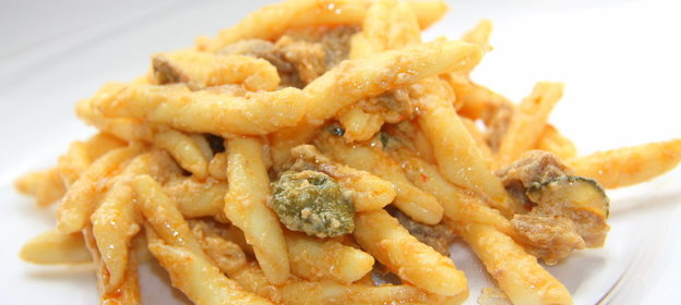 Паста Romeo на мясном бульоне с тунцом, каперсами и сливочным маслом