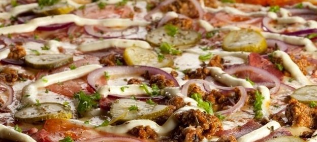 Пицца с грибами и огурцами