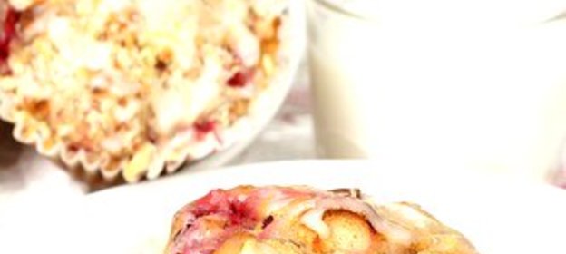 Клюквенные маффины с апельсиновой цедрой в белой апельсиновой глазури