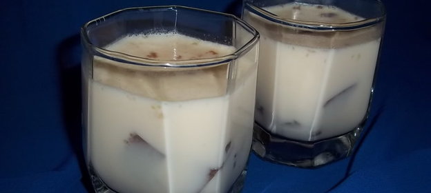 Желе из топленого молока с кусочками шоколадного желе