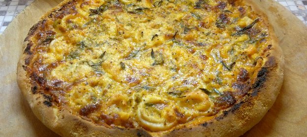 Пицца с кальмарами и креветками на тонком тесте из двух сортов муки