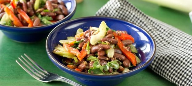 Салат из фасоли с перцем и сельдереем