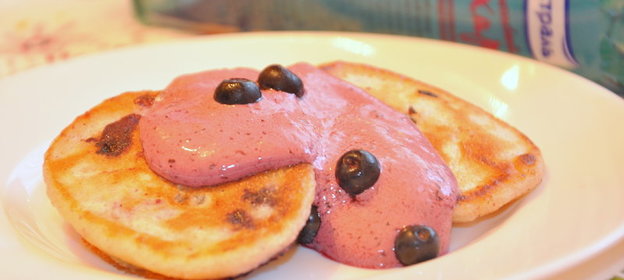 Черничные оладьи с черничным соусом