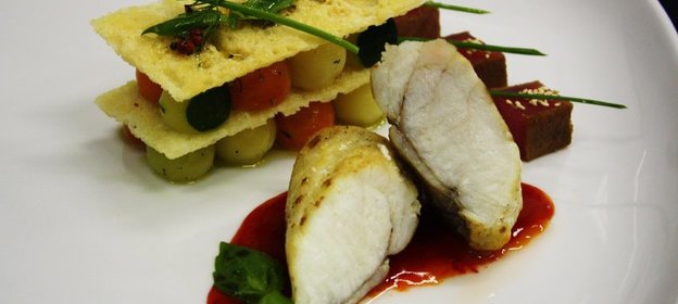 Морской ангел с мильфеем из овощей ,тунцом и соусом из маракуйи