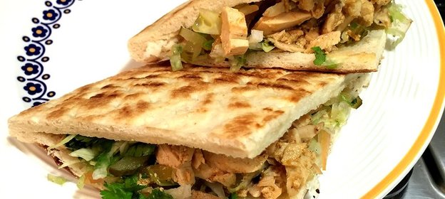 Панини с курицей и солеными огурцами