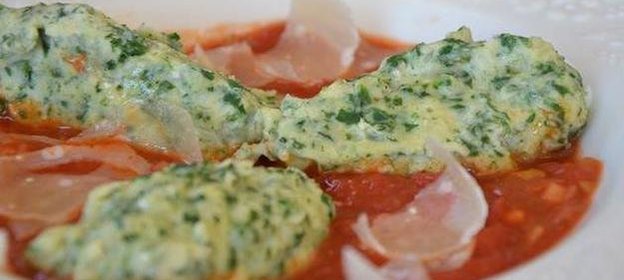 Оладьи из шпината в томатном соусе