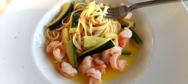 Паста с цукини и королевскими креветками