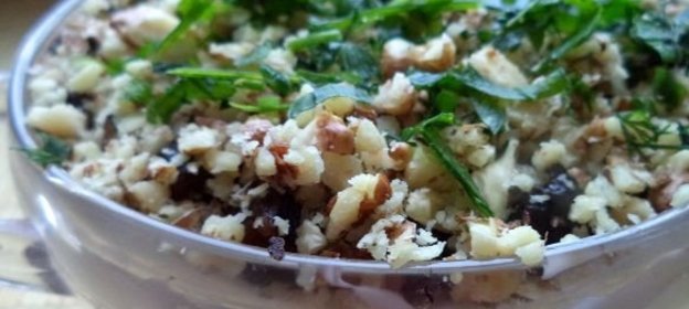 Салат куриный «Очарование» с черносливом