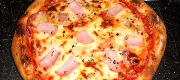 Пицца с мясом и помидорами