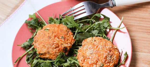 Оладьи из лосося с морковью и миндалем