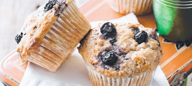 Банановые маффины с ягодами