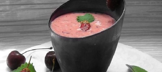 Йогуртовый смузи с клубникой и черешней