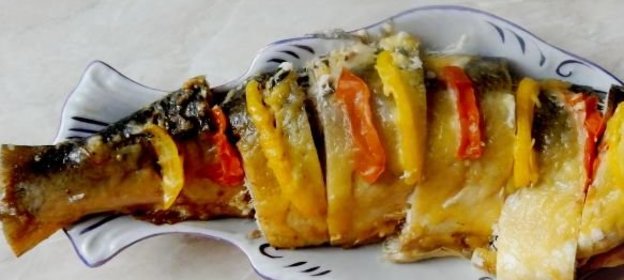 Рисовый салат с помидорами и яйцом