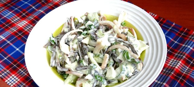 Салат с морской капустой кальмаром и яйцами