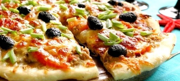 Пицца с консервированным тунцом и луком