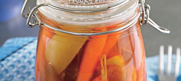 Морковь с фруктами в укропном маринаде