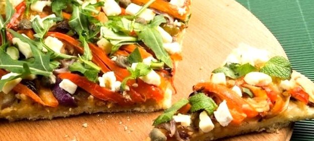 Пицца с жареным чесноком и сыром Фета