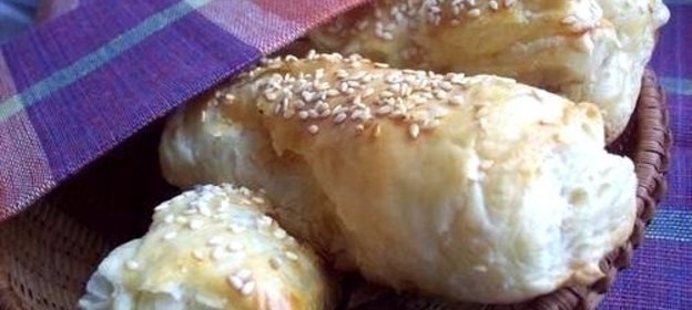 Слоеные булочки с сыром и мясом
