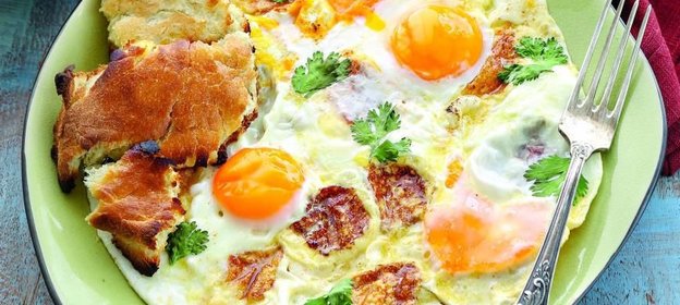 Яичница с жареным сулугуни