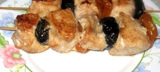 Шашлычки с сухофруктами в красном маринаде