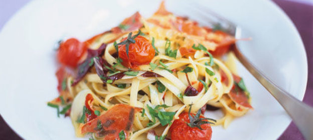 Теплый салат с лингвини