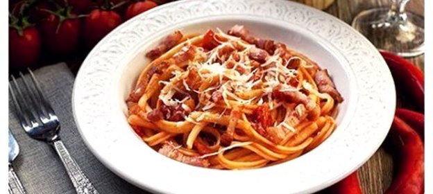 Паста с грудинкой, чесноком и помидорами