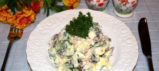Салат с копченой курицей и шампиньонами