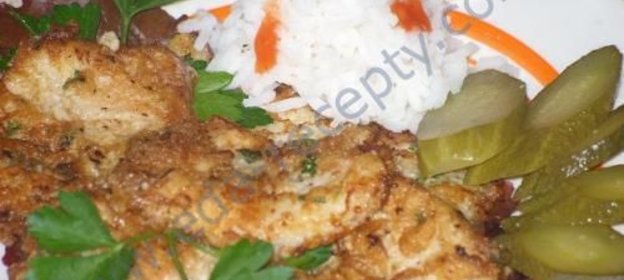 Минтай жареный с рисом и с соленными огурцами