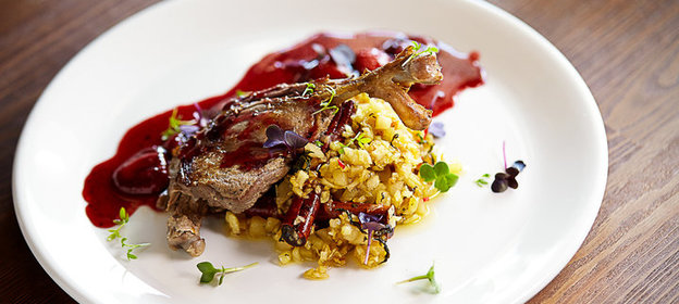 Утиная ножка с яблочным чатни