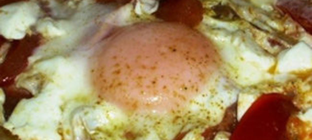 Яичница-глазунья с помидорами и фетой