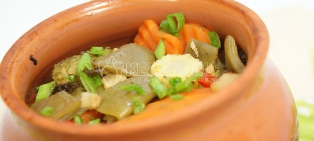 Тушеные овощи с фаршем в горшочке