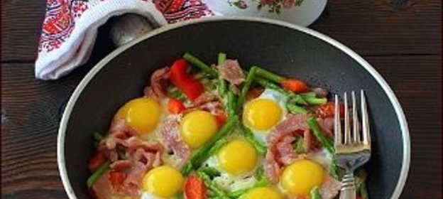 Яичница с перепелиными яйцами, спаржей и беконом