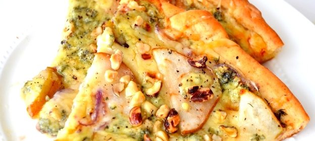 Пицца с грушами и острой копченой ветчиной