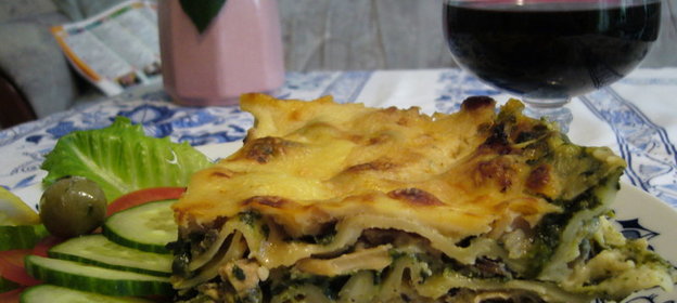 Лазанья с морским коктейлем и шпинатом