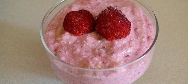 Творожный смузи с бананом и клубникой