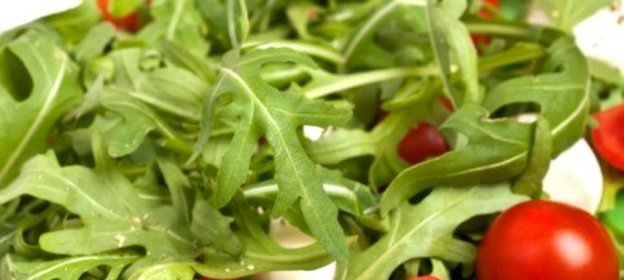 Салат с моцареллой и руколой