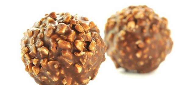 Шоколадные трюфели с бальзамическим уксусом и соленым арахисом