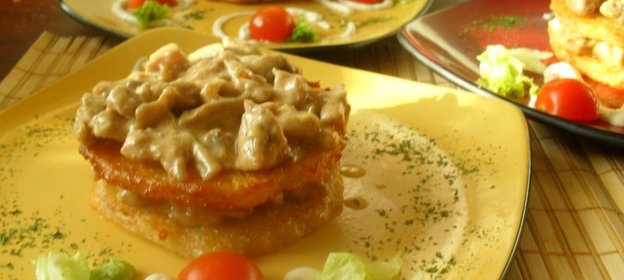 Куриное филе в сливочном соусе с шампиньонами на картофельных оладьях